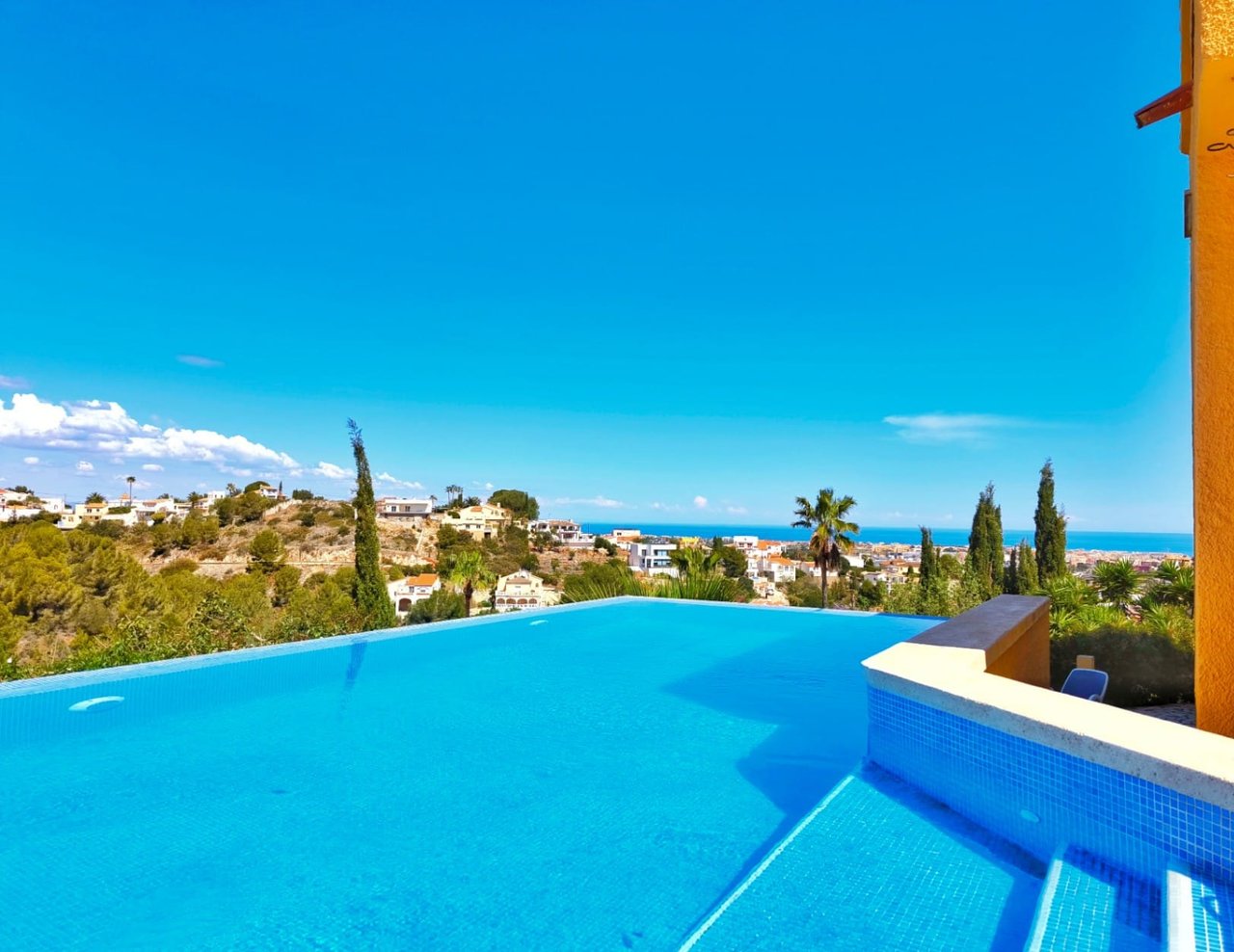 Villa met uitzicht op zee en gastenappartement in Montgó, Dénia