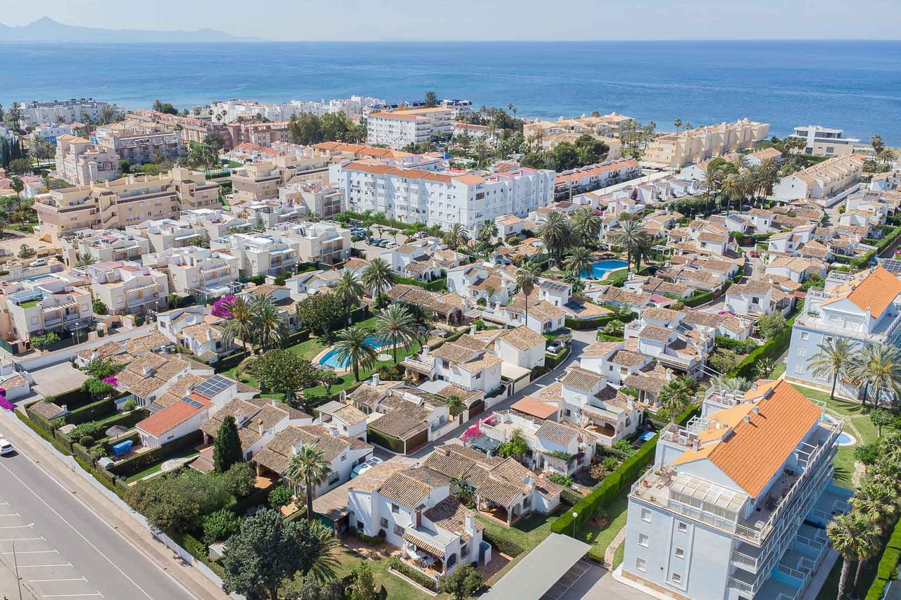 Chalet pareado proximo a la playa a la venta en Las Marinas, Denia