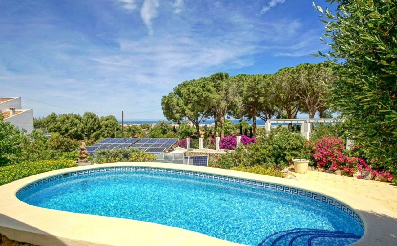 Villa met gastenappartementen en uitzicht op zee in Montgó, Dénia