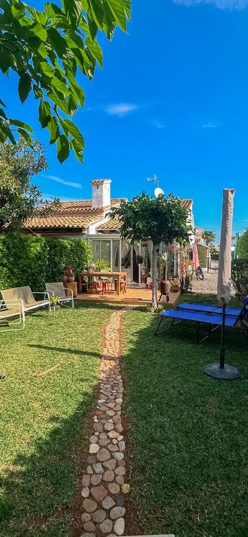 Chalet pareado proximo a la playa a la venta en Las Marinas, Denia