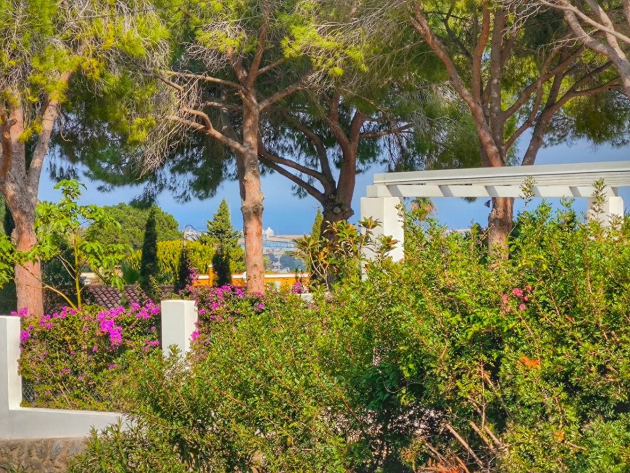 Villa met gastenappartementen en uitzicht op zee in Montgó, Dénia