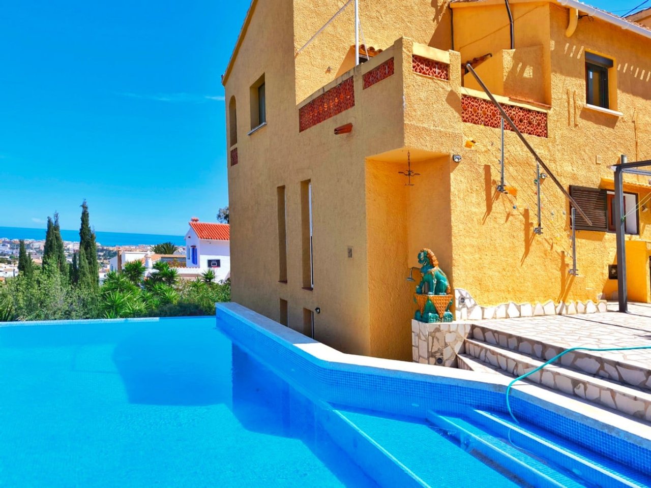 Villa met uitzicht op zee en gastenappartement in Montgó, Dénia