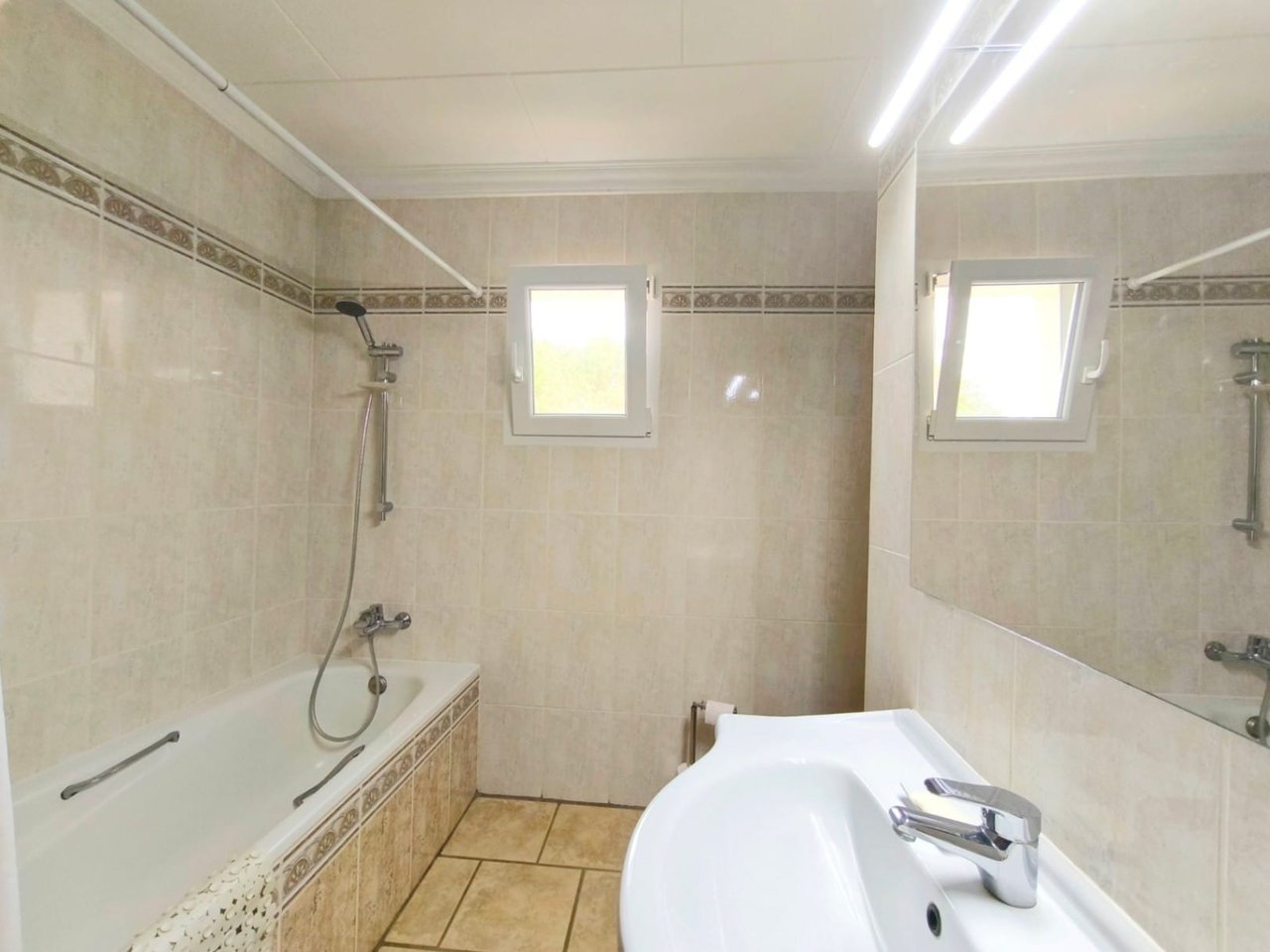 Villa met gastenappartementen en uitzicht op zee in Montgó, Dénia