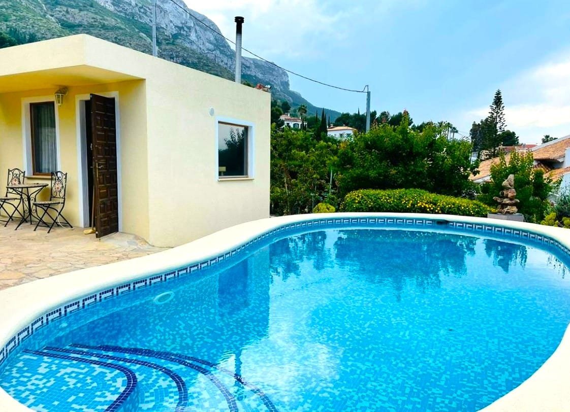 Villa met gastenappartementen en uitzicht op zee in Montgó, Dénia