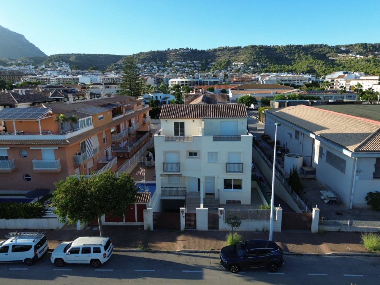 Maison de ville avec garage privé dans le centre de Jávea