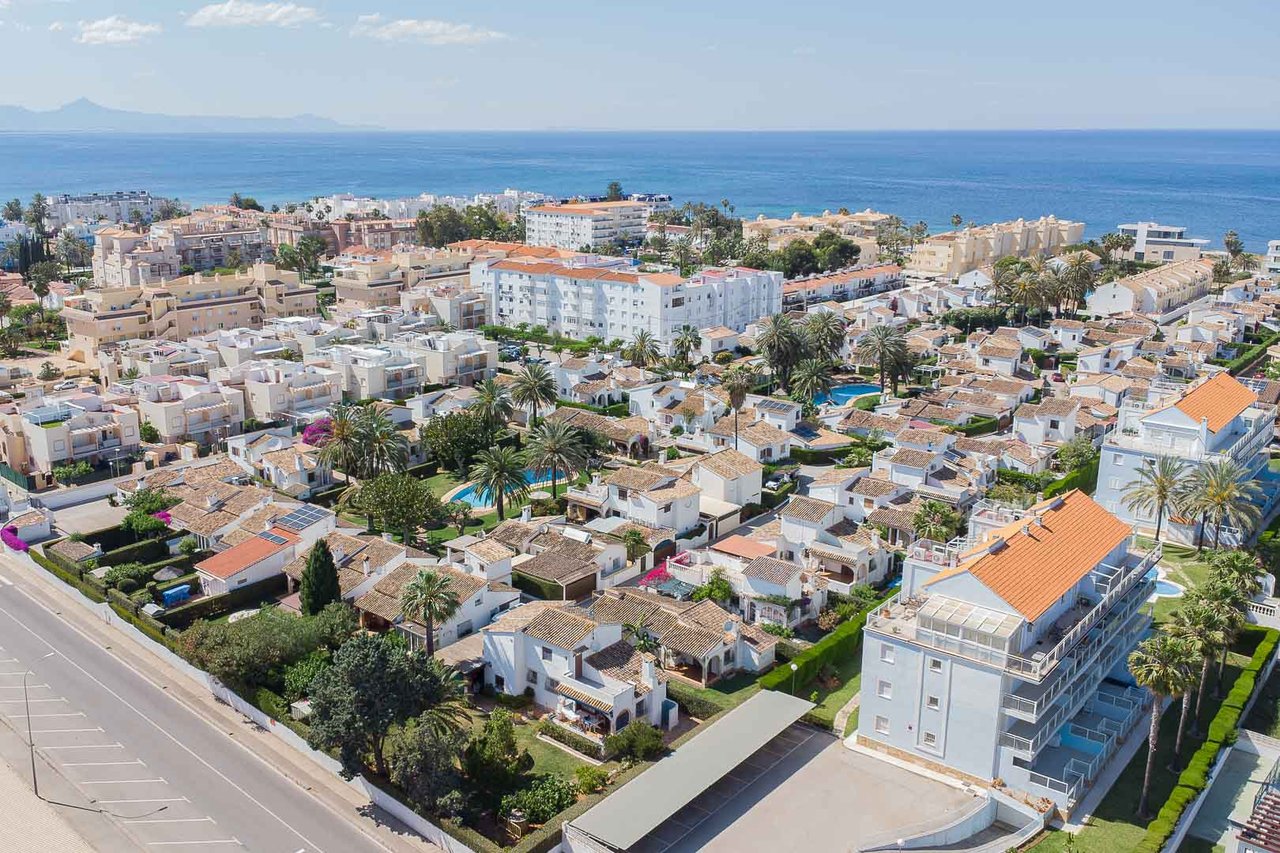 Chalet pareado proximo a la playa a la venta en Las Marinas, Denia