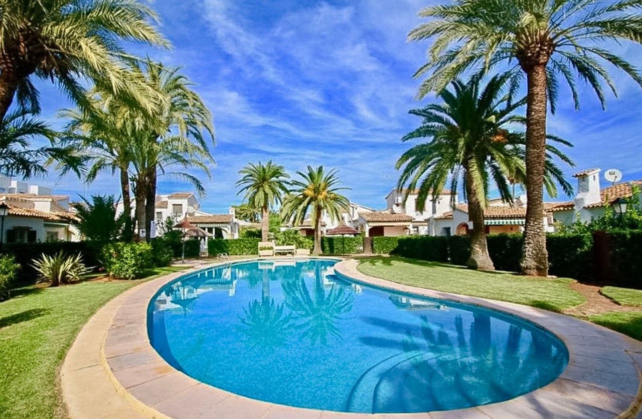 Chalet pareado proximo a la playa a la venta en Las Marinas, Denia
