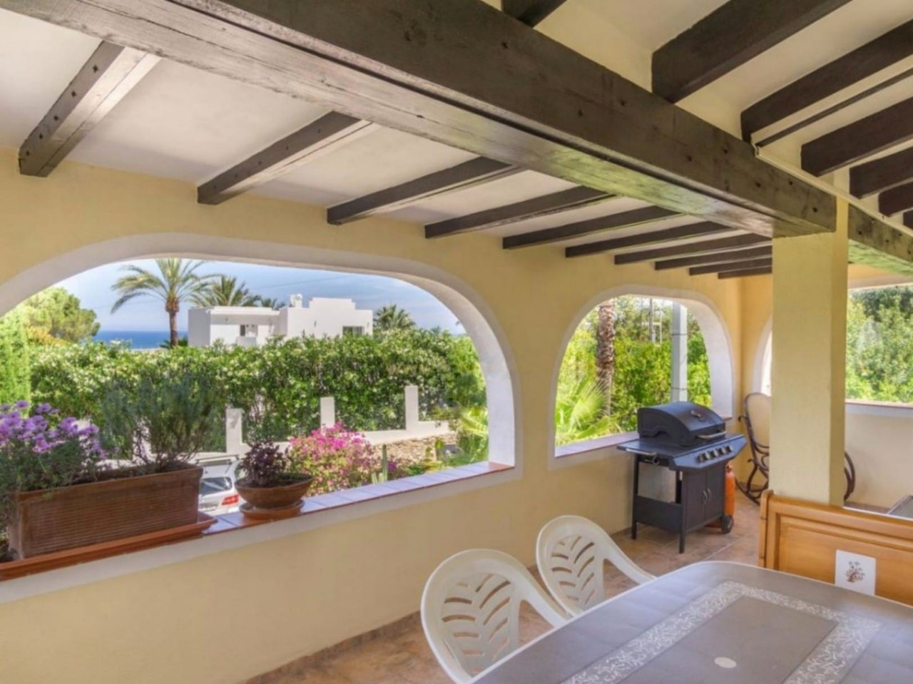 Villa met gastenappartementen en uitzicht op zee in Montgó, Dénia