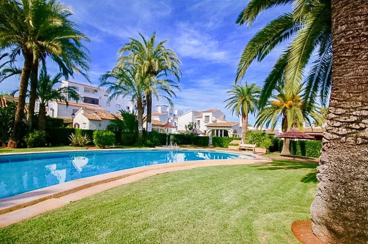 Chalet pareado proximo a la playa a la venta en Las Marinas, Denia
