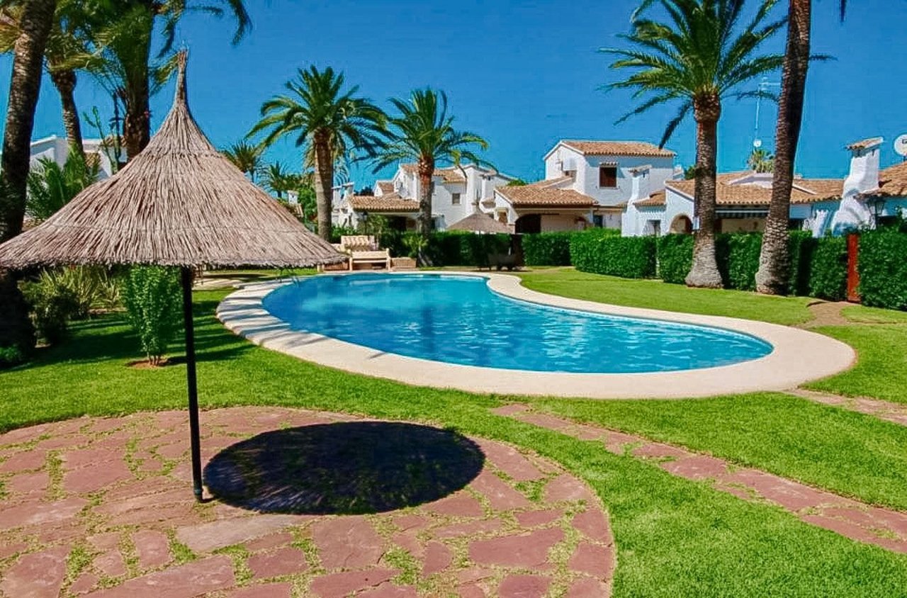 Chalet pareado proximo a la playa a la venta en Las Marinas, Denia