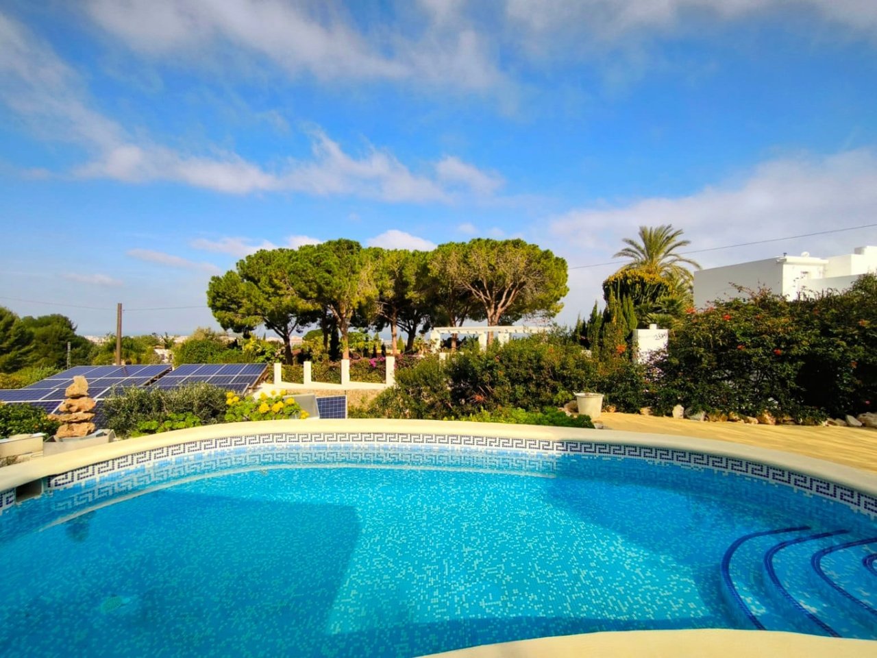 Villa met gastenappartementen en uitzicht op zee in Montgó, Dénia