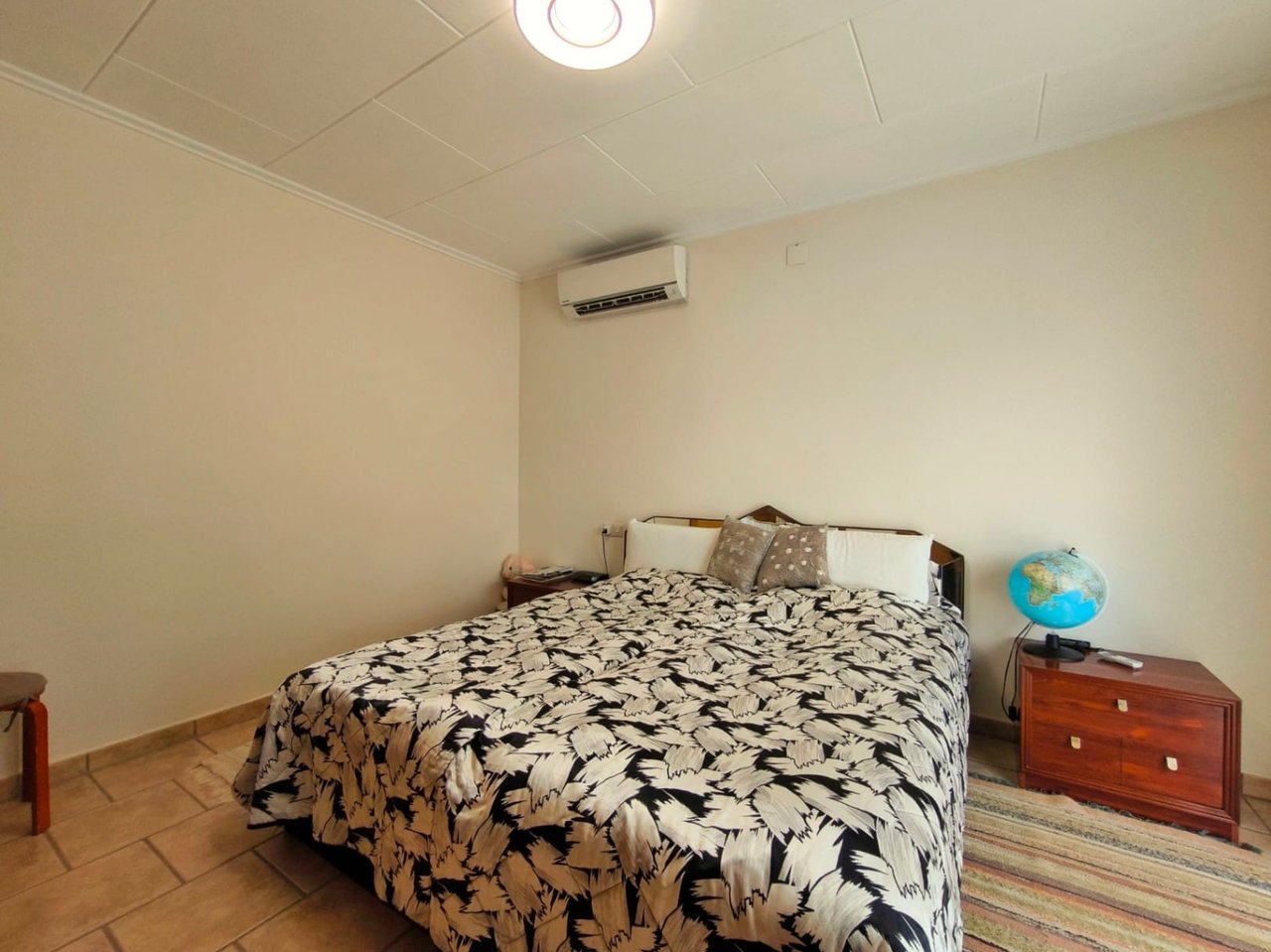 Villa met gastenappartementen en uitzicht op zee in Montgó, Dénia
