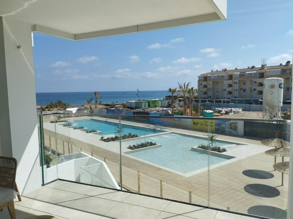 Apartamento de obra nueva en primera línea en playa en Dénia