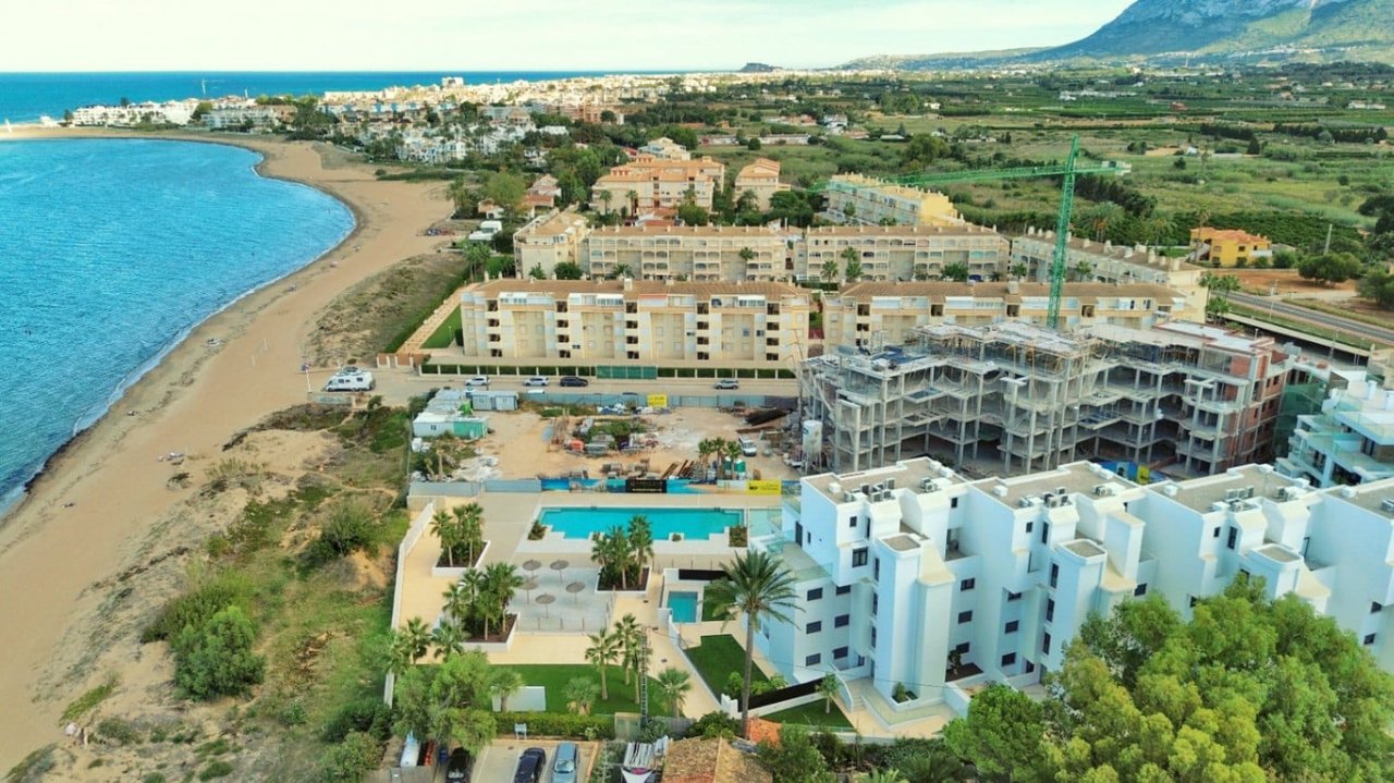 Apartamento de obra nueva en primera línea en playa en Dénia