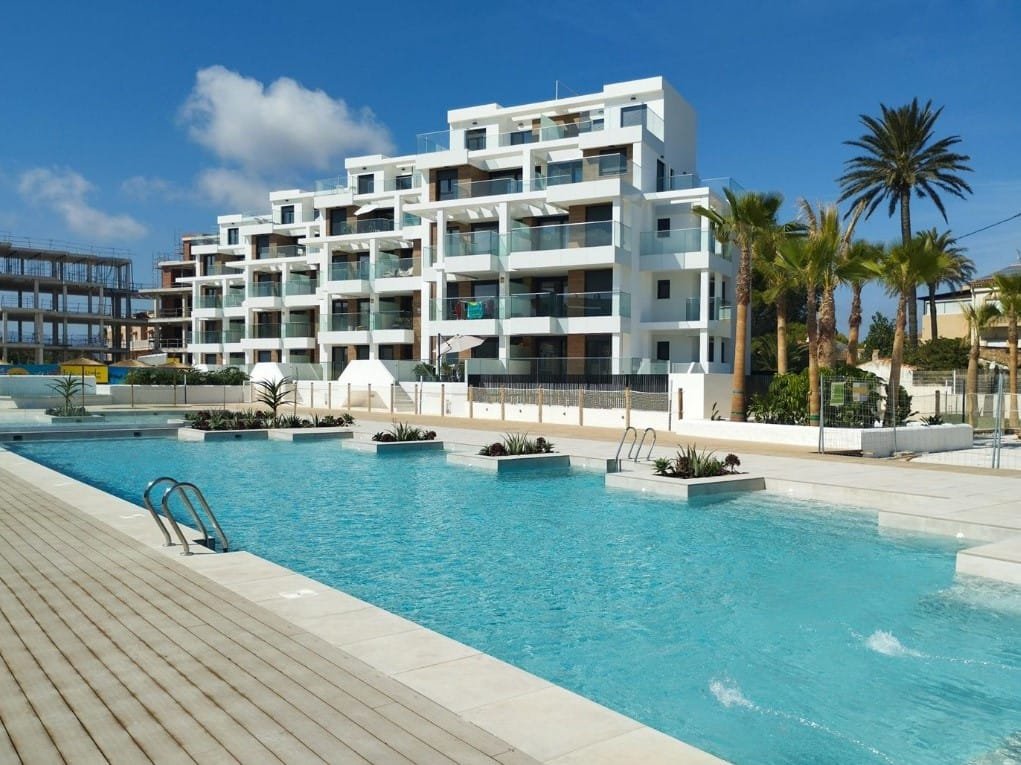 Apartamento de obra nueva en primera línea en playa en Dénia