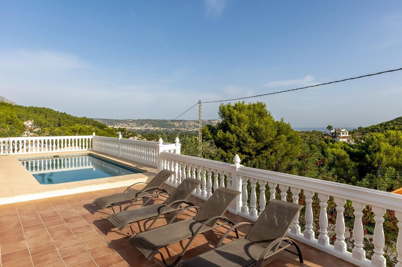 Villa de 5 dormitorios con vistas al mar en Adsubia, Jávea