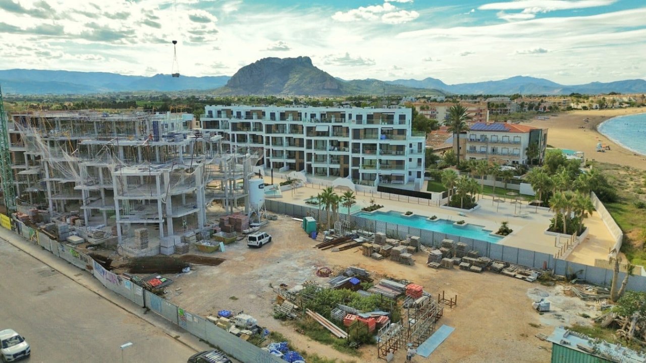 Apartamento de obra nueva en primera línea en playa en Dénia