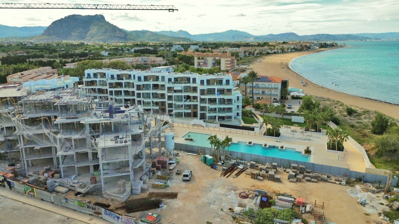 Apartamento de obra nueva en primera línea en playa en Dénia