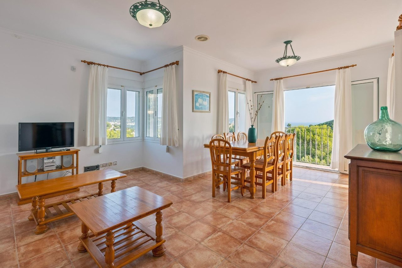 Villa de 5 dormitorios con vistas al mar en Adsubia, Jávea