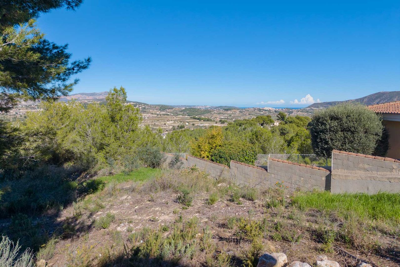 8305MOR Parcela urbana con vistas abiertas al valle y parciales al mar, a la venta en Moraira.