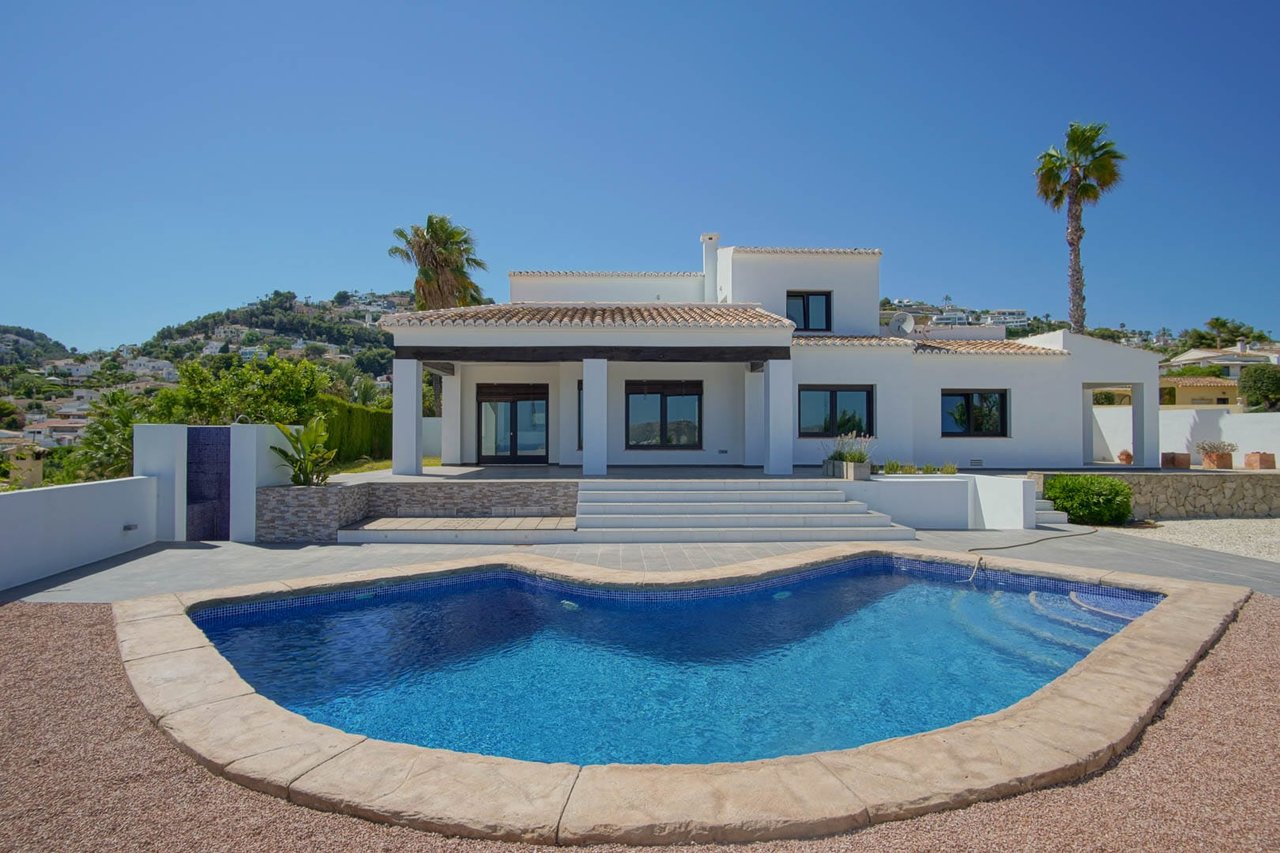 8279MOR Villa tradicional mediterranea con vistas panoramicas al mar a la venta en Moraira.