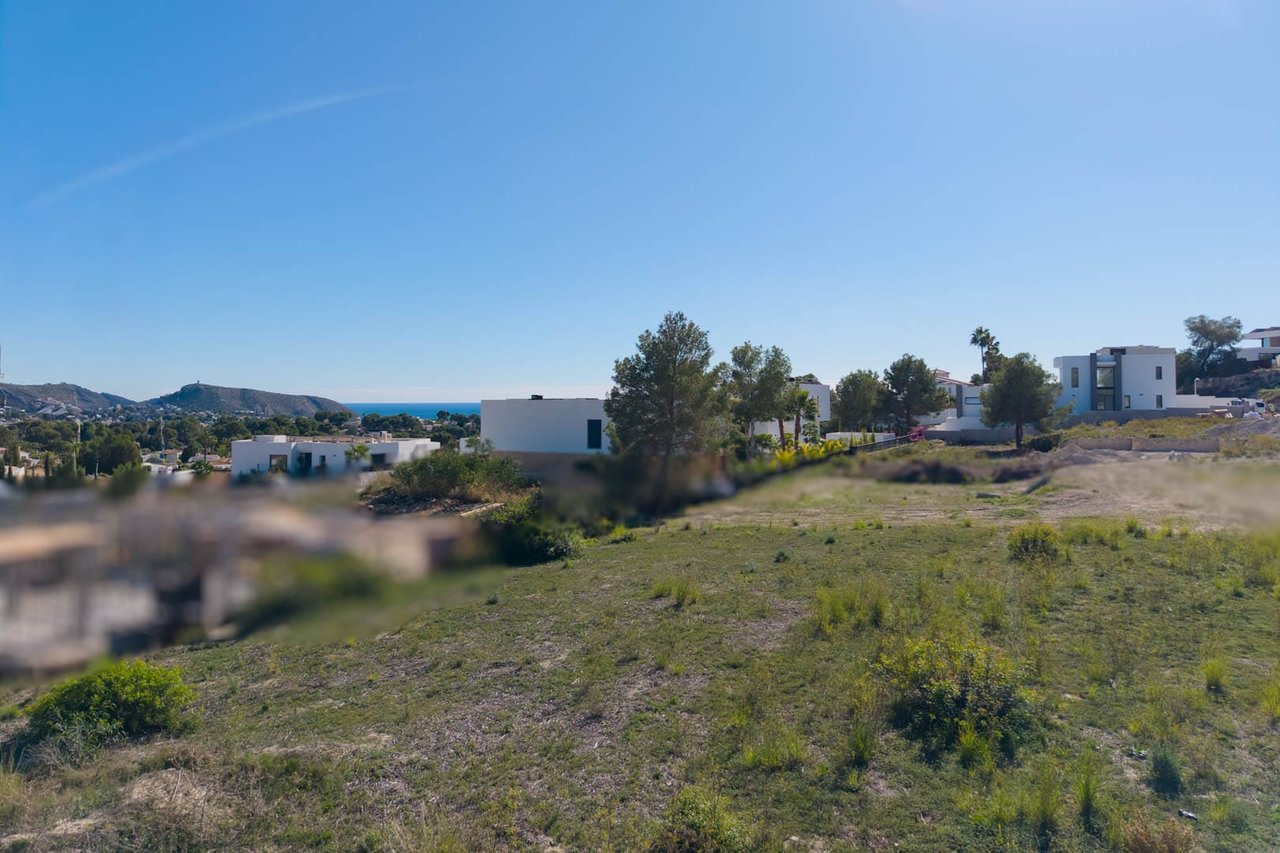 8306MOR Parcela urbana plana con vistas abiertas al valle y vistas parciales al mar a la venta en Moraira.