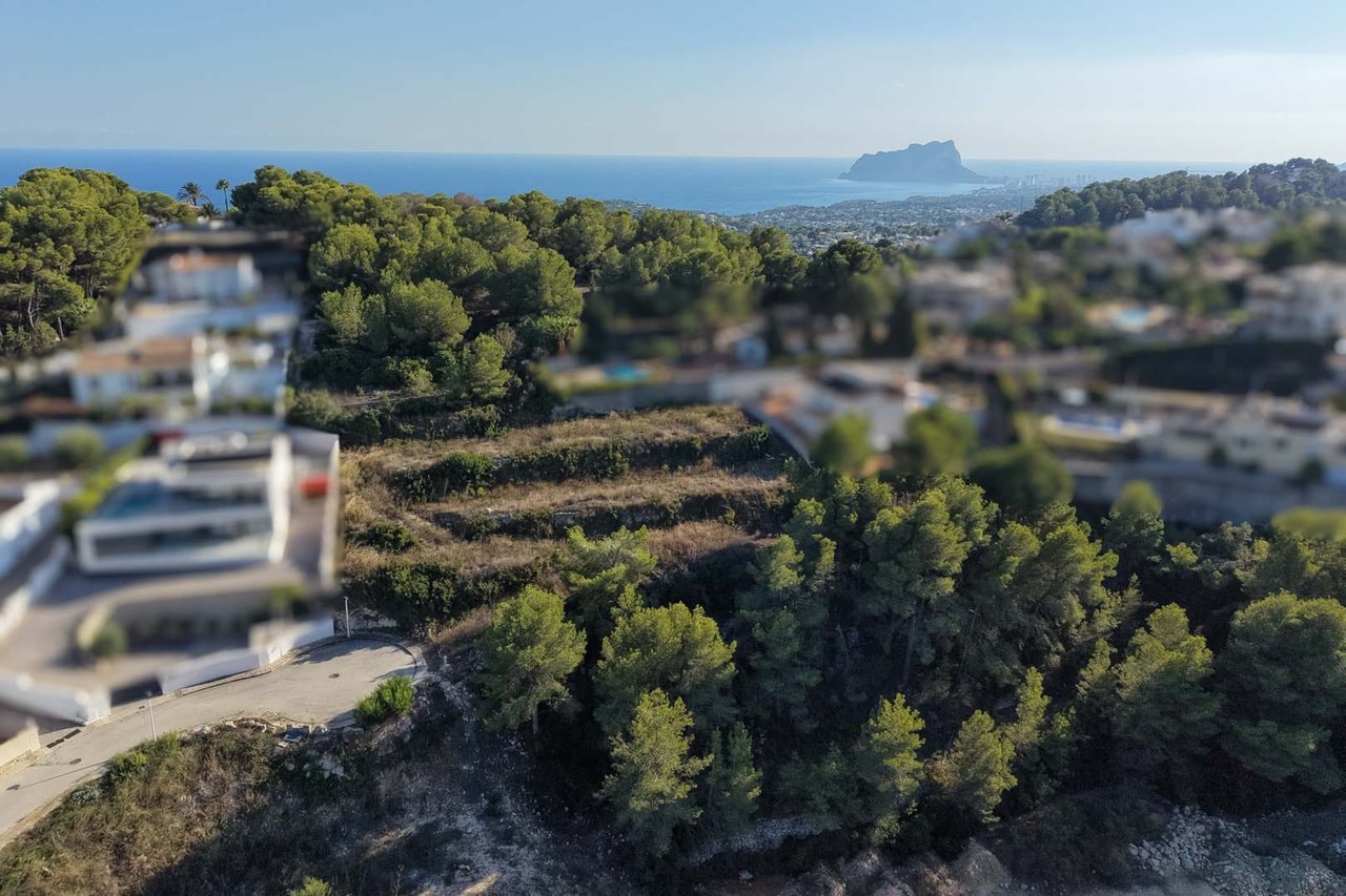8303MOR Parcela urbana con vistas abiertas a la montaña y parciales destellos del mar, a la venta en Moraira.