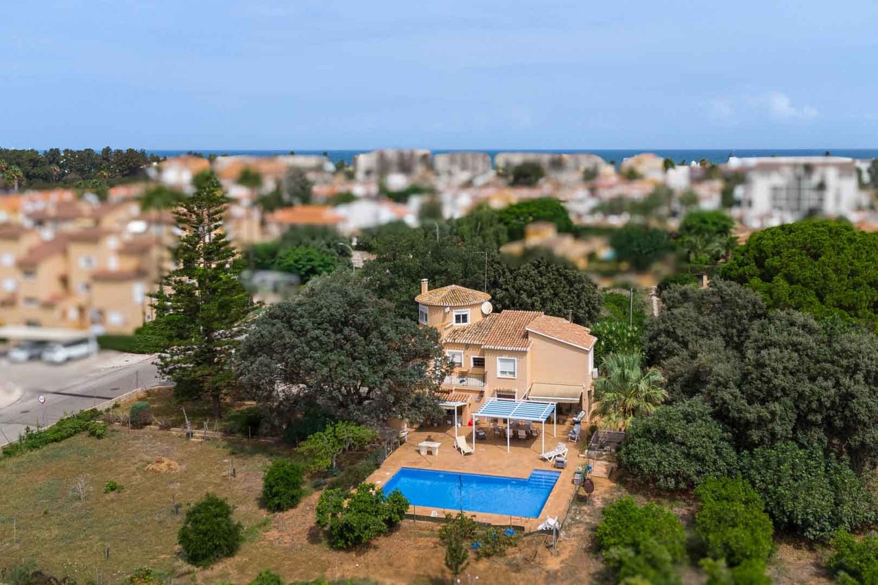 8290DEN Chalet mediterraneo con piscina, gran terreno, a 550m de playa y cerca al centro, a la venta en Denia.