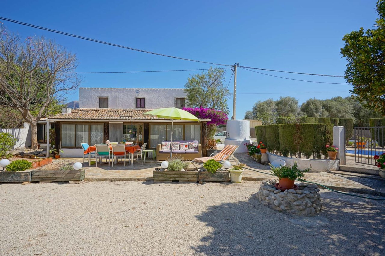 C3XY4395JAV Traditional villa on flat plot for sale in Jávea