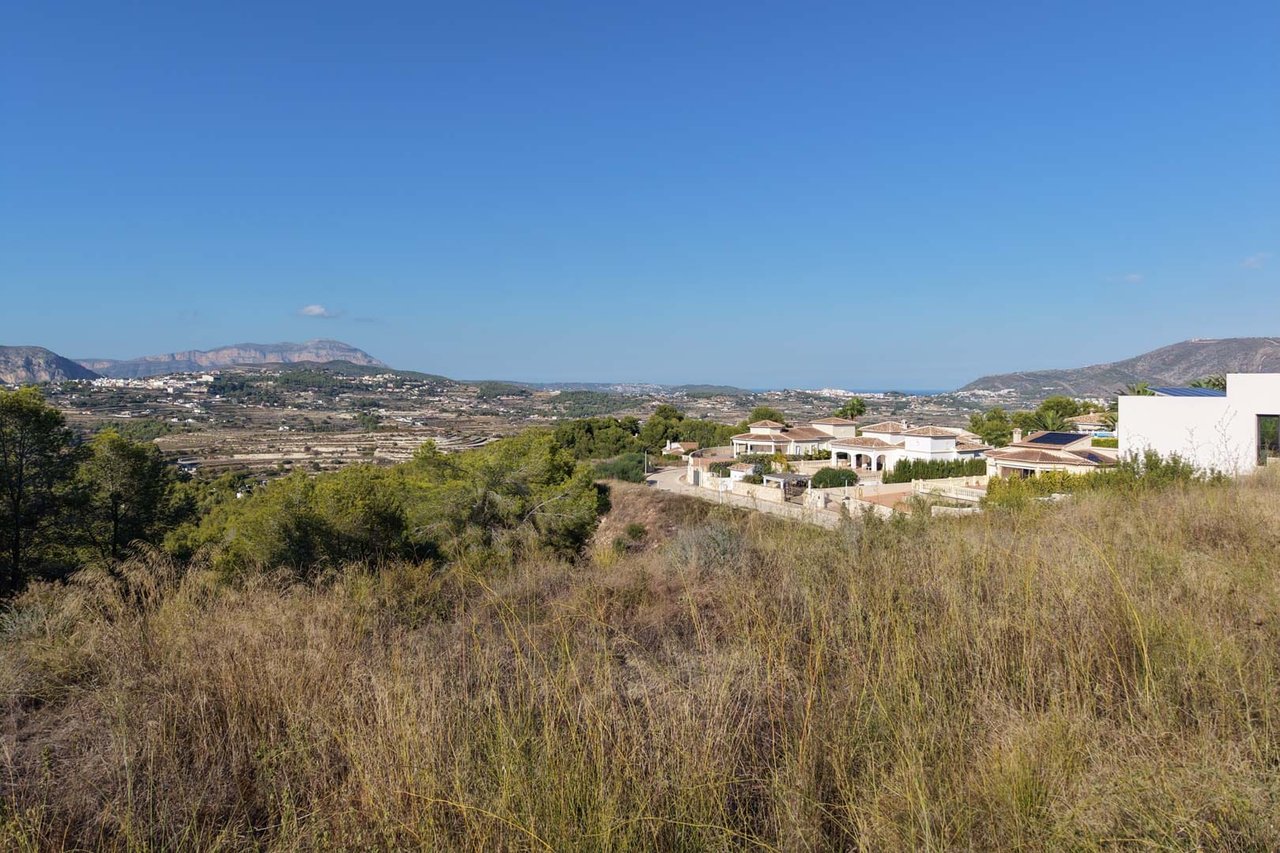 8304MOR Stedelijk perceel met open uitzicht op de bergen en gedeeltelijk uitzicht op de zee, te koop in Moraira.