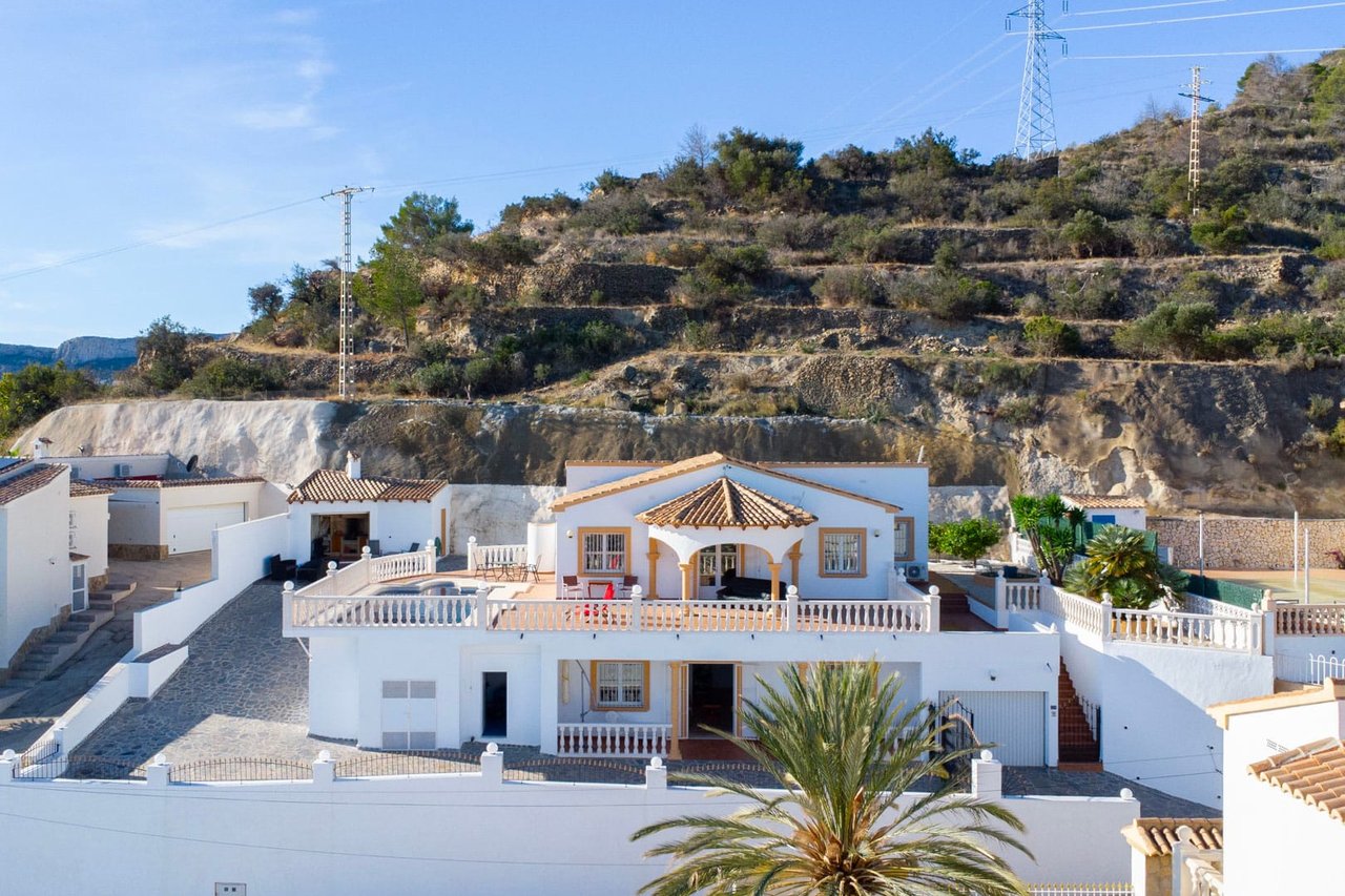 C4XY4596CAL Villa con casa de invitados y vistas panorámicas al mar en venta en Oltamar, Calpe
