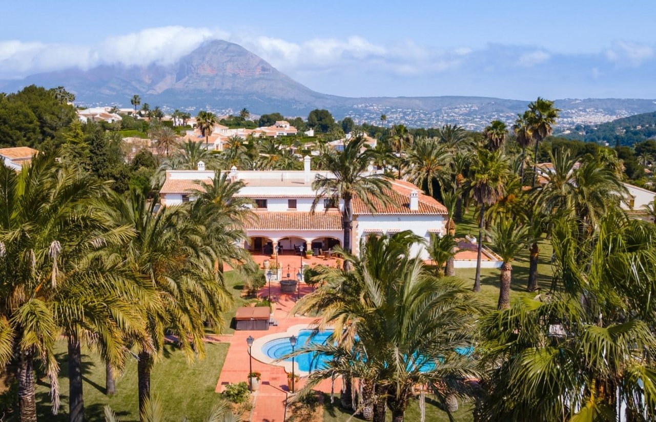 Grote villa met gastenverblijf in Jávea en perceel 5.835m2