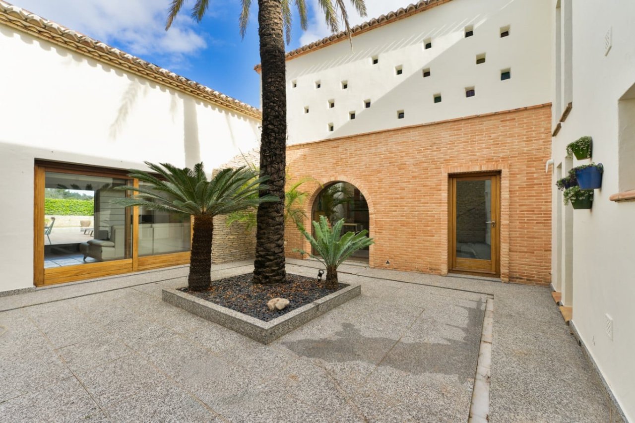 Renovated finca with a lot of charm with guest apartment