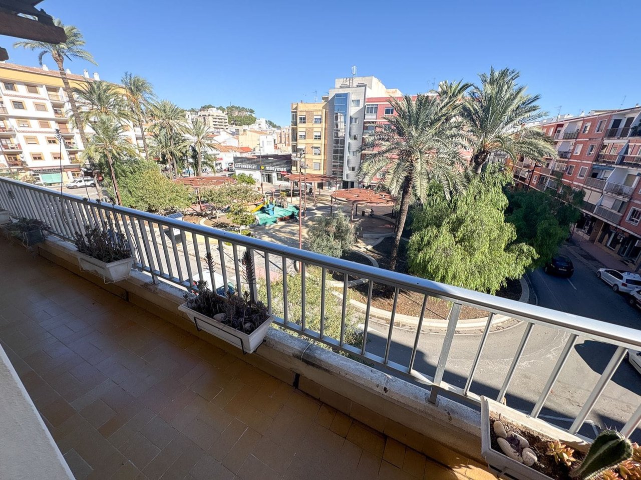 Énorme appartement au centre de Dénia à rénover.