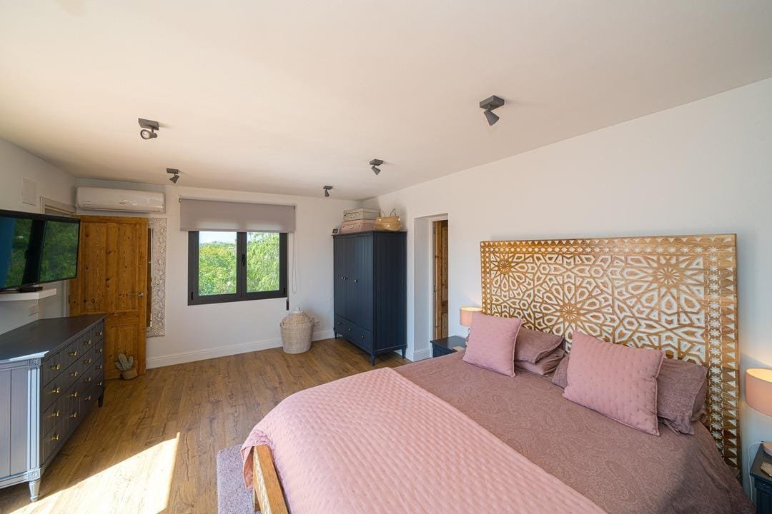 6 bedroom villa plus guest apartment in Montgó Javea