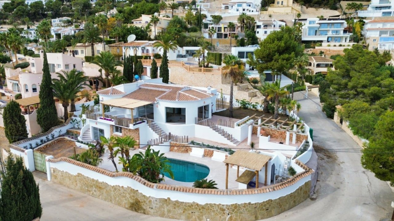 Villa in Ibiza-stijl met 4 slaapkamers en uitzicht op zee in Moraira