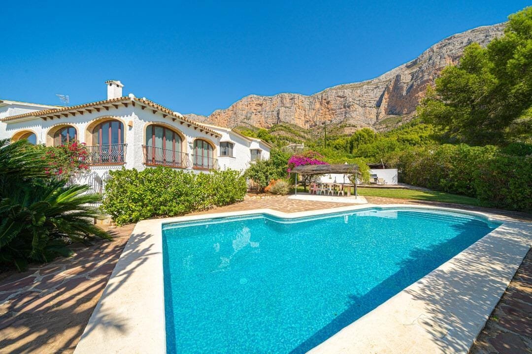 6 bedroom villa plus guest apartment in Montgó Javea