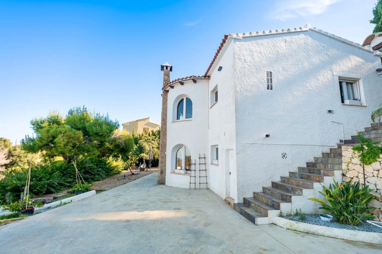 Villa for sale in Jávea with sea views and a short distance from Portixol beach