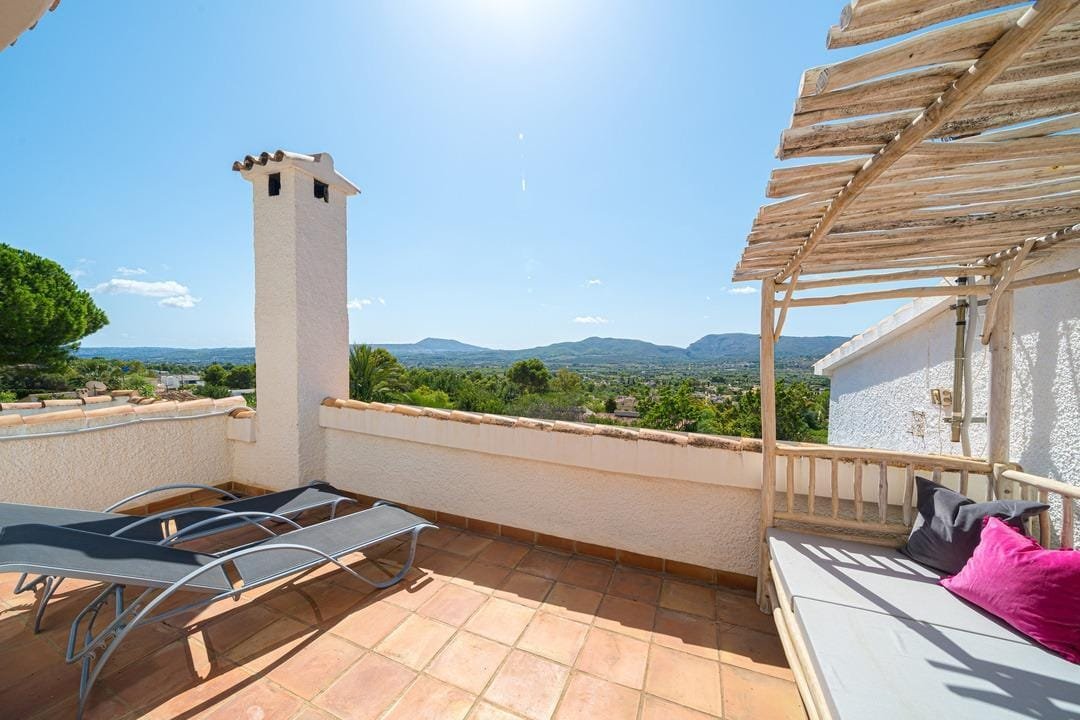 6 bedroom villa plus guest apartment in Montgó Javea