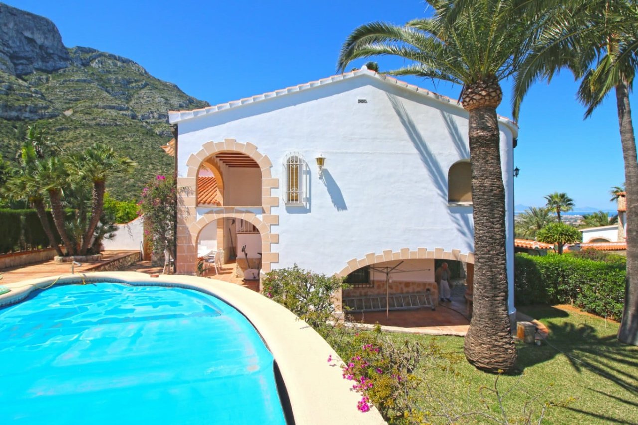 Villa de tres habitaciones, apartamento de invitados y vistas al mar en el Montgó, Dénia