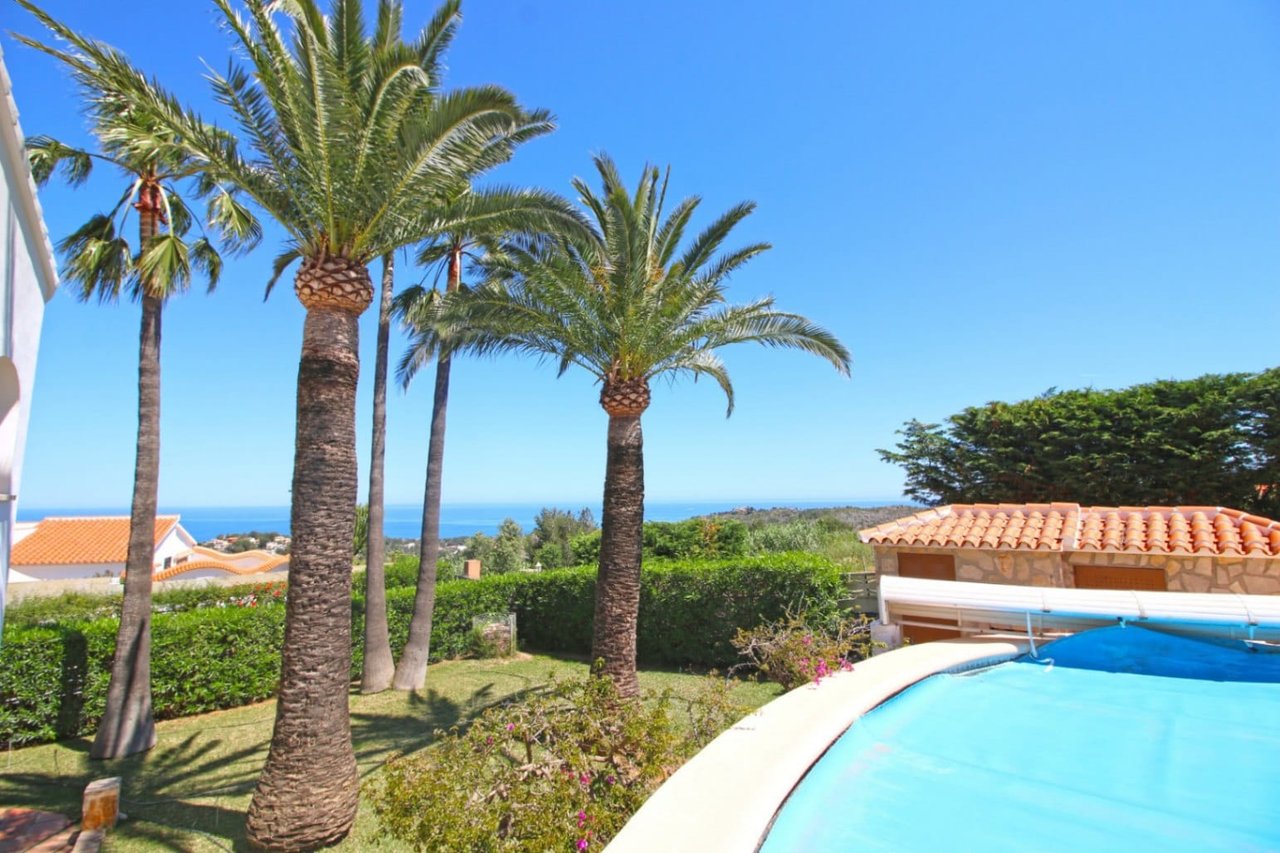Villa de tres habitaciones, apartamento de invitados y vistas al mar en el Montgó, Dénia