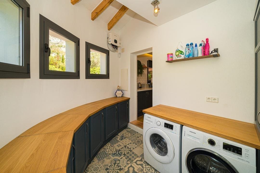 6 bedroom villa plus guest apartment in Montgó Javea
