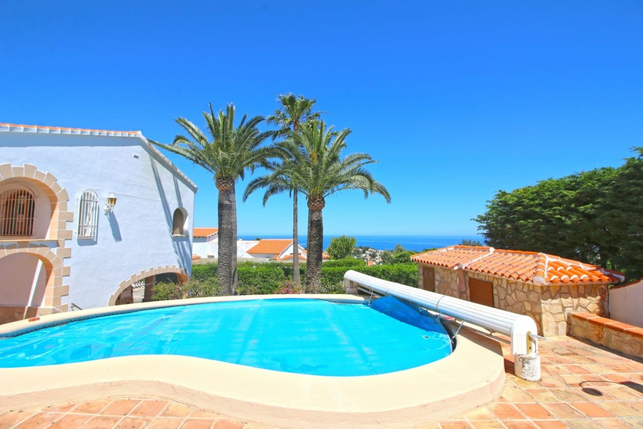 Villa de tres habitaciones, apartamento de invitados y vistas al mar en el Montgó, Dénia
