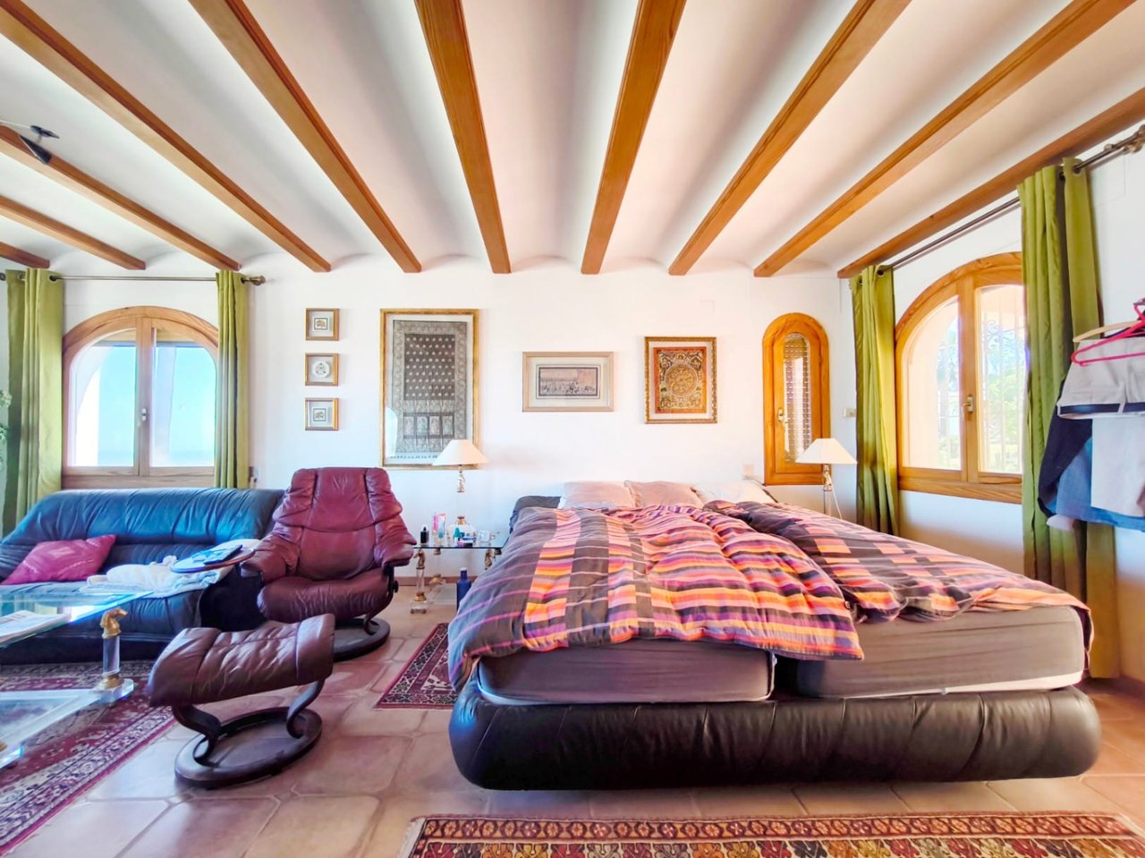Villa de tres habitaciones, apartamento de invitados y vistas al mar en el Montgó, Dénia