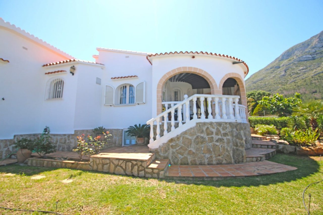 Villa de tres habitaciones, apartamento de invitados y vistas al mar en el Montgó, Dénia