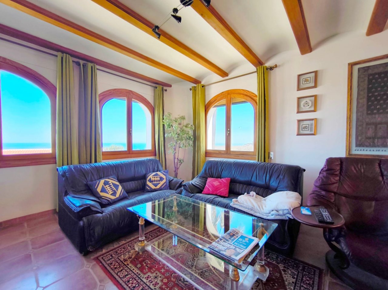 Villa de tres habitaciones, apartamento de invitados y vistas al mar en el Montgó, Dénia