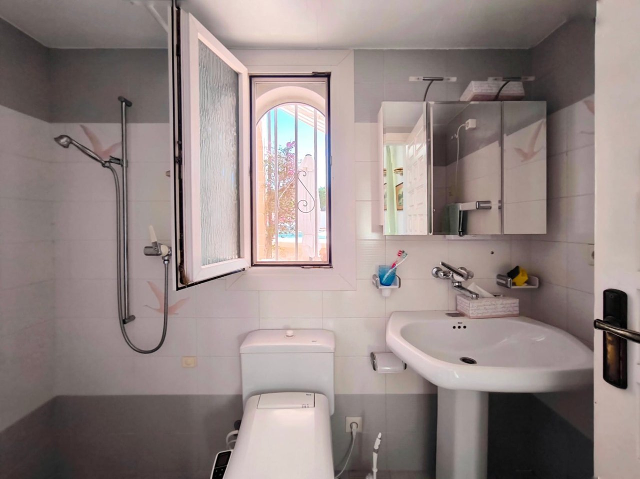 Villa de tres habitaciones, apartamento de invitados y vistas al mar en el Montgó, Dénia