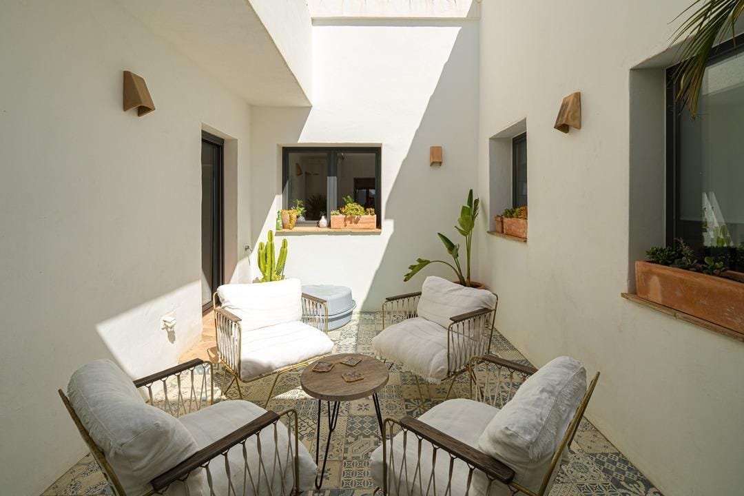 6 bedroom villa plus guest apartment in Montgó Javea