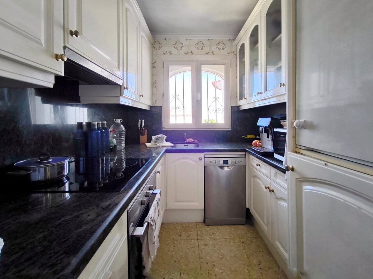 Villa de tres habitaciones, apartamento de invitados y vistas al mar en el Montgó, Dénia