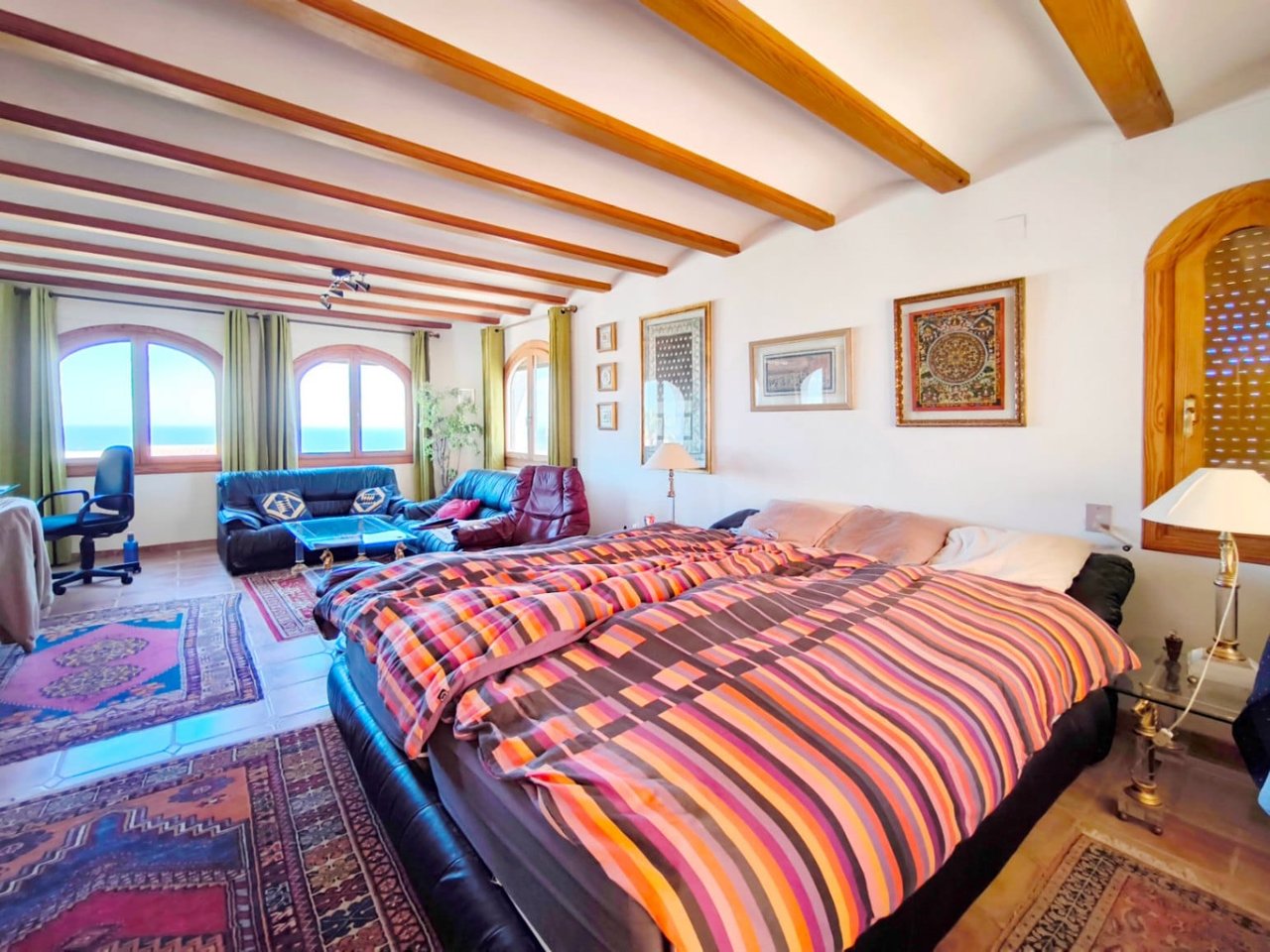 Villa de tres habitaciones, apartamento de invitados y vistas al mar en el Montgó, Dénia